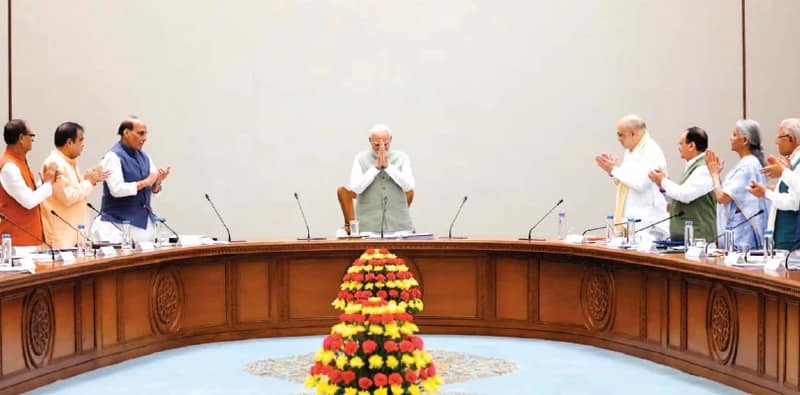 প্রধানমন্ত্রী হিসাবে মোদির রেকর্ড গড়ার দিনে জয়জয়কার বাংলারই, ঝালমুড়ি মেখে দিলেন শুভেন্দু