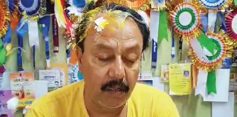টাকা ফেরত চেয়ে কাউন্সিলারের  বাড়িতে বিক্ষোভ, ‘ডিম থেরাপি’