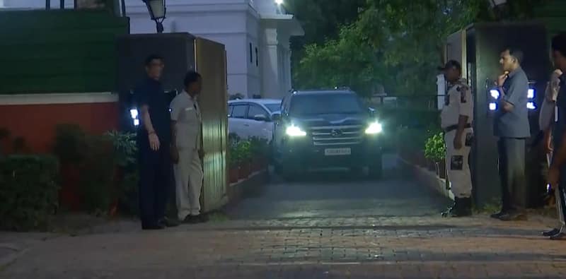 বৈঠকের পর কেন্দ্রীয় মন্ত্রী মনোহরলাল খট্টরের বাসভবন থেকে বের হলেন তেলেঙ্গানার মুখ্যমন্ত্রী রেবন্ত রেড্ডি