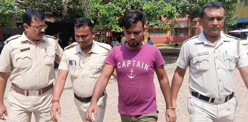 ২০২৪ সালে পূর্ব বর্ধমানের কেতুগ্রামে যাত্রীবাহী বাসের মধ্যেই অষ্টম শ্রেনীর ছাত্রীকে  নৃশংস ভাবে খুনের ঘটনায় অভিযুক্তকে যাবজ্জীবন কারাদণ্ডের নির্দেশ দিল আদালত