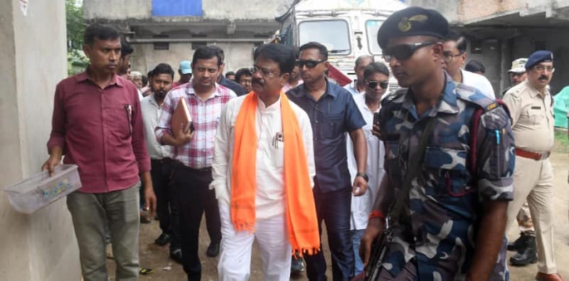 রাতে রেশন সামগ্রী পাচারের অভিযোগ, গোডাউন বন্ধ রাখার নির্দেশ খাদ্যমন্ত্রীর, ভর্ৎসনার মুখে মধ্যমগ্রামের আইসি