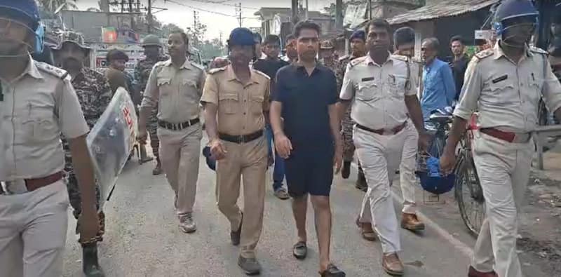 সুজাপুর এলাকায় একটি মামলার পুনর্নির্মাণ করতে পুলিশ আজ ফের রাস্তায় হাফ প্যান্ট পরিয়ে হাঁটাল জাহাঙ্গীর খানকে