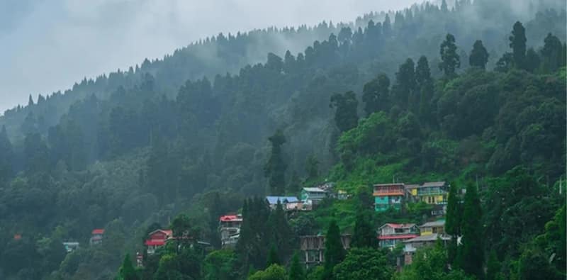আগামী কয়েক ঘণ্টায় দার্জিলং, কালিম্পং জেলাগুলিতে বিক্ষিপ্ত বজ্র-বৃষ্টির সম্ভাবনা