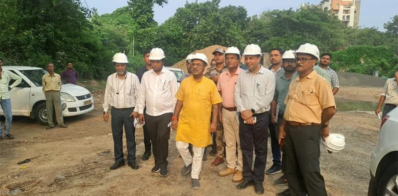 পশ্চিমবঙ্গ সরকারের জনস্বাস্থ্য কারিগরি দপ্তর এবং পূর্ত দপ্তরের মন্ত্রী ডাঃ অজয় কুমার পোদ্দার নির্মাণাধীন ইনস্টিটিউট অফ নিউরোসায়েন্সেস প্রকল্প পরিদর্শন করলেন