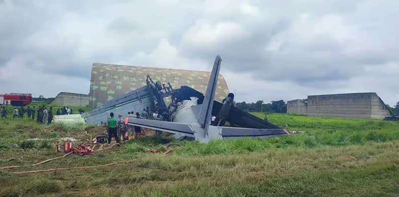 ভেঙে পড়ল বায়ুসেনার পণ্যবাহী বিমান, হত ৫