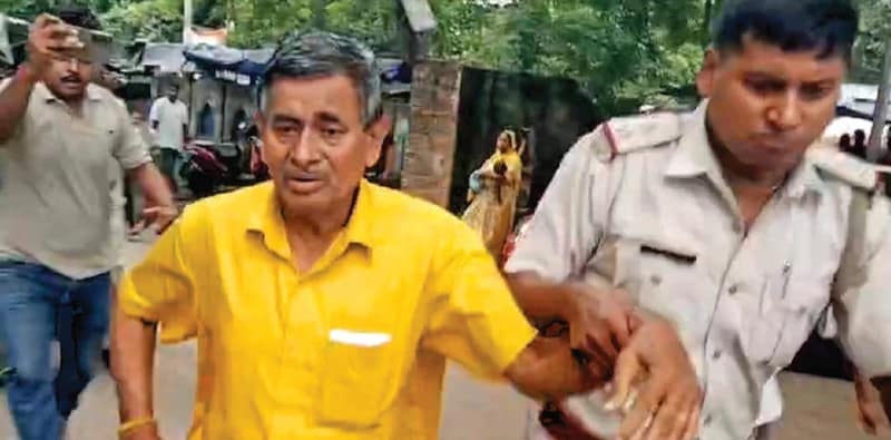 পুরসভার নথি পোড়ানোর সময়ই  ধরা পড়লেন চেয়ারম্যান, গ্রেপ্তার