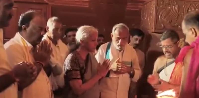 কেন্দ্রীয় অর্থমন্ত্রী নির্মলা সীতারামন কর্ণাটকে শ্রী কৃষ্ণ মঠ পরিদর্শন করলেন