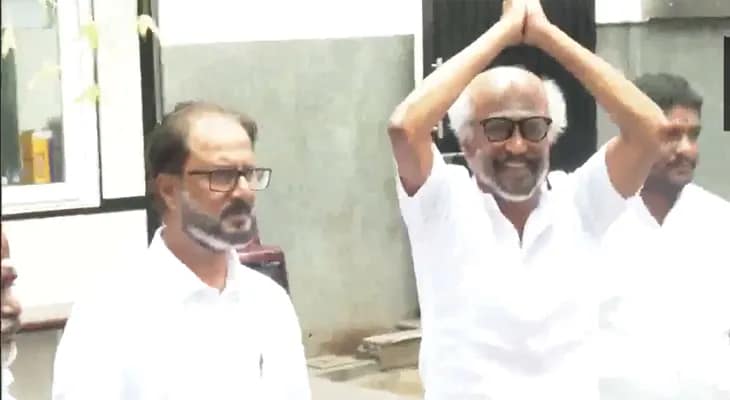চেন্নাইতে নিজের বাসভবনের বাইরে অনুরাগীদের সঙ্গে দেখা করলেন সুপারস্টার রজনীকান্ত