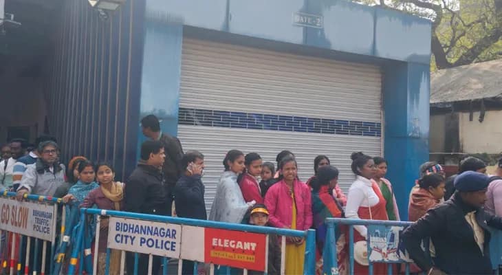 কল্পতরু উৎসব: দক্ষিণেশ্বরে অতিরিক্ত ভিড়ের জেরে নিরাপত্তার কারণে স্কাইওয়াকের একটি দিক বন্ধ করে দেওয়া হল