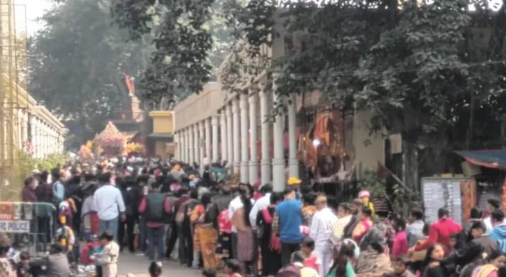 কালীঘাট মন্দিরে পুণ্যার্থীদের ভিড়