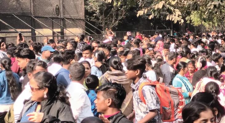 আলিপুর চিড়িয়াখানায় পিকনিকের মুডে রাজ্যবাসী