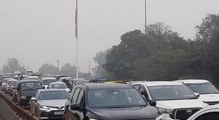 নয়াদিল্লির নেহেরু প্লেসের কাছে ব্যাপক যানজট, ধীর গতিতে চলছে গাড়ি