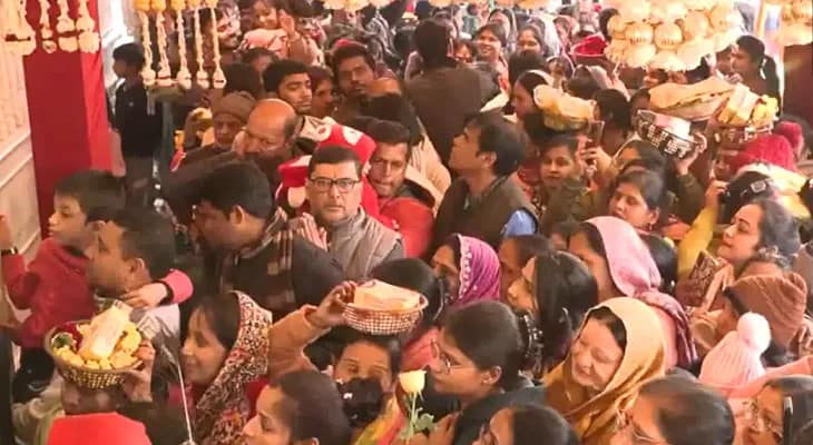 দিল্লির সাঁই মন্দিরে ভক্তদের ভিড়