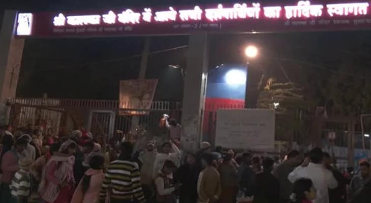 নতুন বছরে দিল্লির কালকাজি মন্দিরে ভক্তদের ভিড়