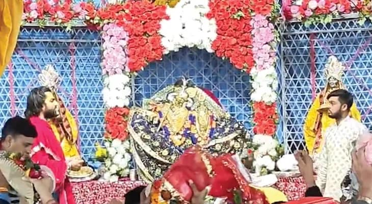 নতুন বছরের প্রথম দিনে মথুরার মন্দিরে লাখো মানুষের ভিড়
