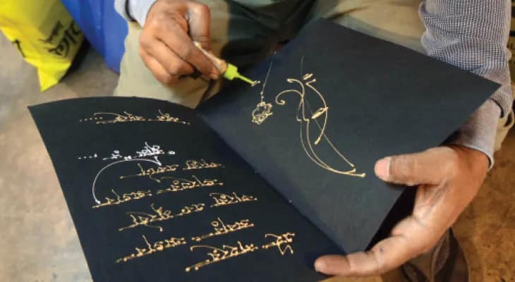 ডিজিটাল যুগেও তুলির টানে শুভেচ্ছা, হাতে আঁকা গ্রিটিংস কার্ড বিক্রি করেন অমিত