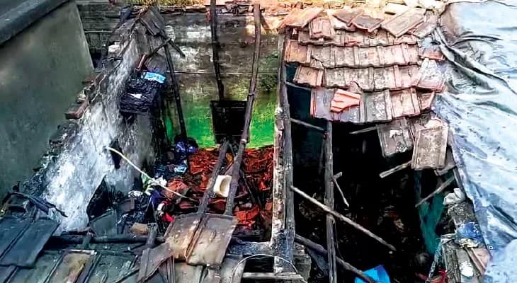 ঘরের ভিতরে অগ্নিদগ্ধ  হয়ে মৃত একাকী বৃদ্ধা