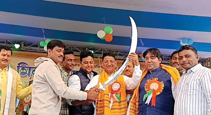 কাজল শেখকে ৩ কেজি ওজনের রুপোর তরবারি উপহার নানুরে