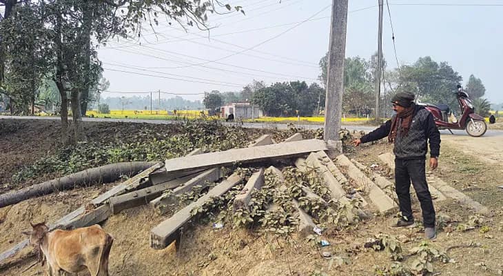 দু’দশক পরেও ইটাহারে রেললাইন হয়নি, মাঠে যত্রতত্র পড়ে স্লিপার