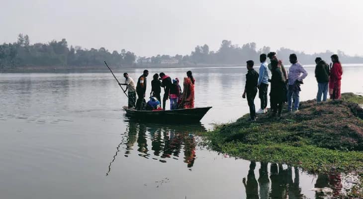 কোনও অনুমতি নেই, লাইফ জ্যাকেট ছাড়াই গৌড়দিঘিতে চলছে নৌকাবিহার