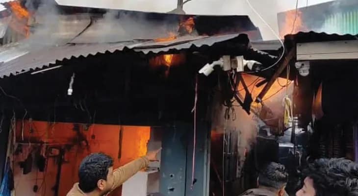 শুক্রবার সাতসকালে জলপাইগুড়ি জেলার ময়নাগুড়ি বাজারে বিধ্বংসী অগ্নিকাণ্ড
