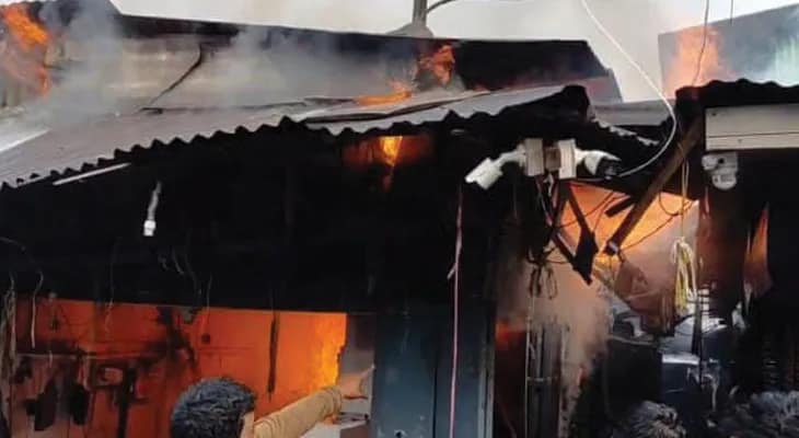 ভোররাতে বাজারে বিধ্বংসী আগুন, পুড়ে ছাই ১২টি দোকান