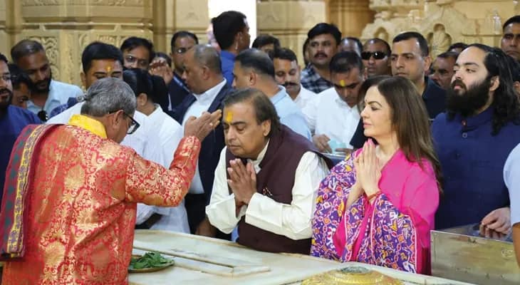 শুক্রবার গুজরাতের সোমনাথ মন্দিরে সপরিবারে পুজো দিলেন মুকেশ আম্বানি
