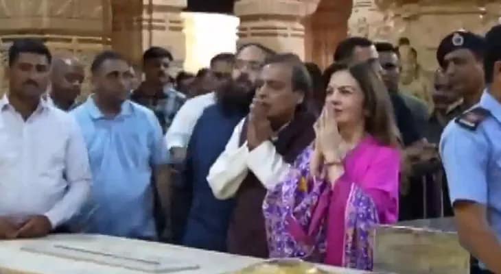 সস্ত্রীক গুজরাতের সোমনাথ মন্দিরে গেলেন শিল্পপতি মুকেশ আম্বানি