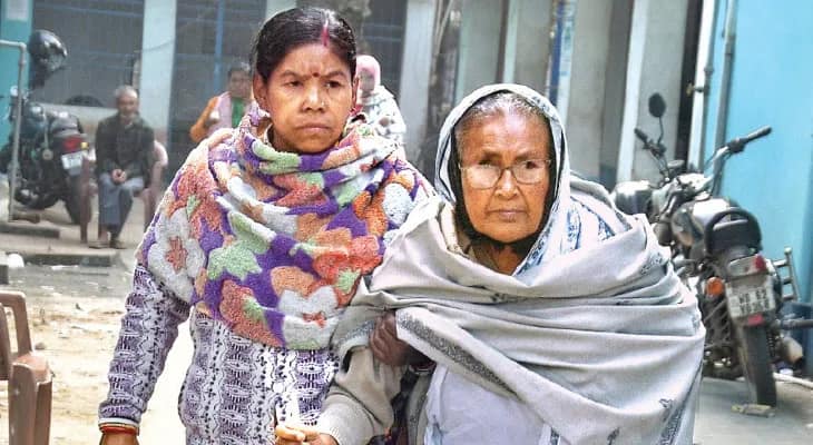 কমিশনের ১৩ নথিও যথেষ্ট নয়! বাবা-মায়ের পরিচয় প্রমাণে চরম হয়রান ‘সন্দেহজনক’ এক কোটি ভোটার