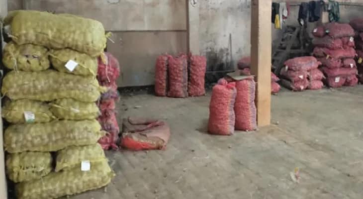 বন্ড মালিকরা নিতে আগ্রহী নন, হিমঘরের বাইরে পচে যাচ্ছে আলু
