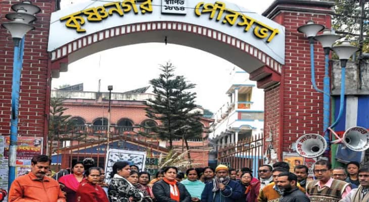 স্থায়ীর চেয়ে অস্থায়ী কর্মীদের বেতনে খরচ হচ্ছিল তিনগুণ, কৃষ্ণনগর পুরসভায় বিক্ষোভ অব্যাহত