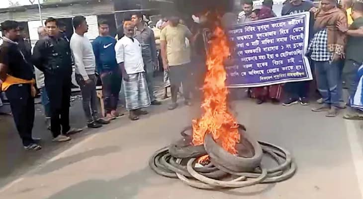দত্তপুকুরে দুষ্কৃতী তাণ্ডবে ভাঙল  সাতটি দোকান, বিক্ষোভ জনতার
