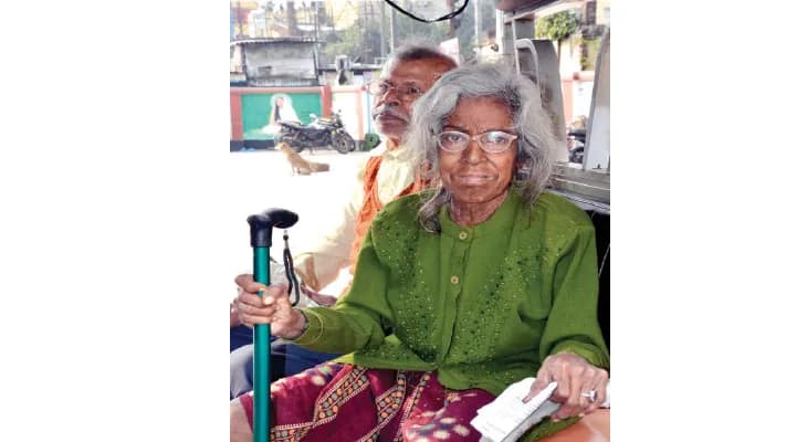 বারুইপুরে হাঁটাচলায় অক্ষম বৃদ্ধাকেও যেতে হল শুনানিতে