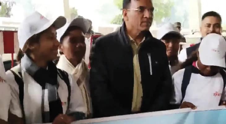 বাগডোগরা বিমানবন্দরে পৌঁছোলেন কেন্দ্রীয় মন্ত্রী মনসুখ মাণ্ডব্য
