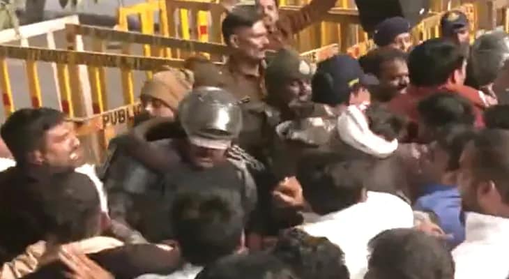 মধ্যপ্রদেশের মন্ত্রী কৈলাস বিজয়বর্গীয়ের মন্তব্যের বিরুদ্ধে ভোপালে প্রতিবাদ দেখাচ্ছে যুব কংগ্রেসের কর্মীরা