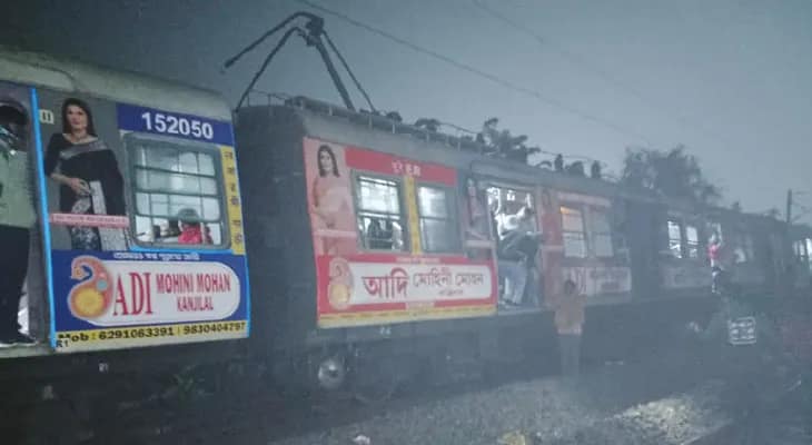 প্যান্টোগ্রাফে আগুন, বাঁশবেড়িয়ায়  আটকে পড়ল কাটোয়াগামী ট্রেন