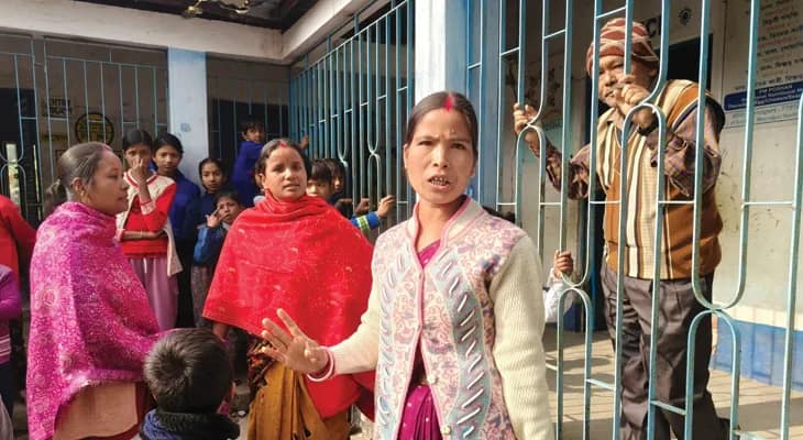 পড়াশোনা হয় না, ইচ্ছেমতো আসেন শিক্ষকরা! স্কুলে তালা ঝুলিয়ে দিলেন গ্রামবাসীরা