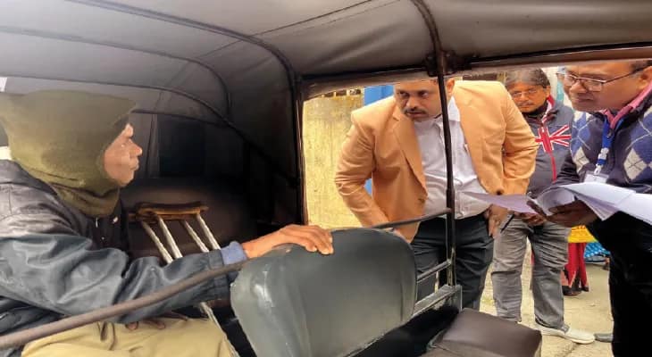 অসুস্থ বৃদ্ধ, রাস্তায় এসে শুনানির নথি যাচাই করলেন মহকুমা শাসক