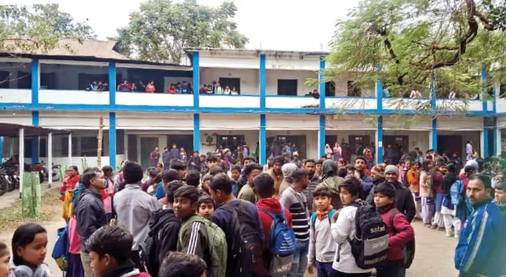 ফি বৃদ্ধি নিয়ে বিক্ষোভ উত্তরের জেলায় জেলায়, বেতন দিতে ছাত্রদের  থেকে টাকা আদায়!
