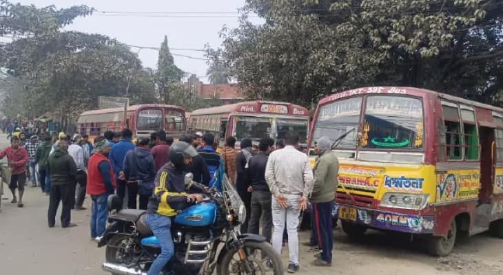 অফিস টাইমে বাস মালিকদের অবরোধ, স্তব্ধ বেনারস রোড