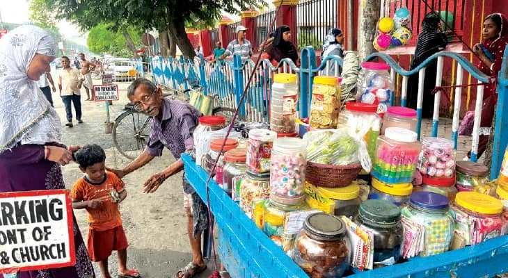 ঠেলাগাড়িতে কারেন্ট নুন, হজমি, মৌরি লজেন্স নিয়ে পাকা চুলের দাদুরা, শহরের পথেঘাটে আজও উঁকি দেয় ছেলেবেলা