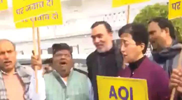 বায়ুদূষণ নিয়ে দিল্লি বিধানসভা চত্বরে বিক্ষোভ দেখাচ্ছেন আপ বিধায়করা
