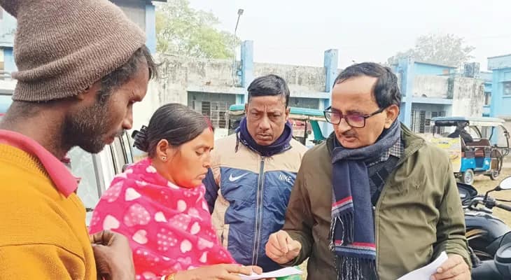 এসআইআর শুনানিতে ডাক পাওয়া ভোটারদের নথি খতিয়ে দেখছেন সিপিএমের জলপাইগুড়ি জেলা সম্পাদক পীযূষ মিশ্র