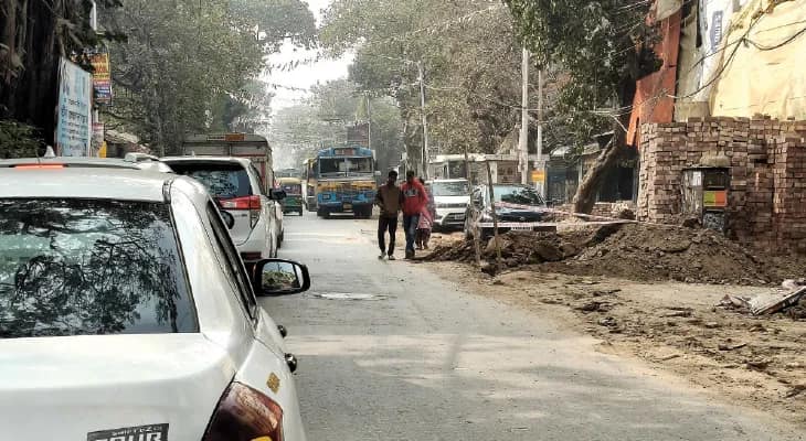 পাইপলাইনের কাজে রাস্তার এক-তৃতীয়াংশই খোঁড়া, দিনভর যানজটে নাকাল বেলেঘাটা মেন রোড