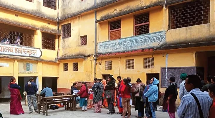 সরকারি স্কুলের বিল্ডিংয়েই বেসরকারি ইংরেজি মাধ্যম! টানাপোড়েনে বকেয়া বিল, বিদ্যুৎ সংযোগ বিচ্ছিন্ন