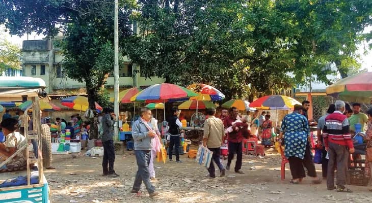 উত্তরবঙ্গ মেডিকেল চত্বরে অবৈধ দোকানপাট বাড়ছেই, নেপথ্যে তোলা তুলছে ‘অদৃশ্য হাত’
