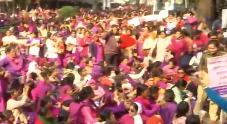 বিক্ষোভকারীদের ঠেকাতে স্বাস্থ্য ভবনের দরজায় তালা ঝোলাল পুলিশ, অবস্থানে আশাকর্মীরা