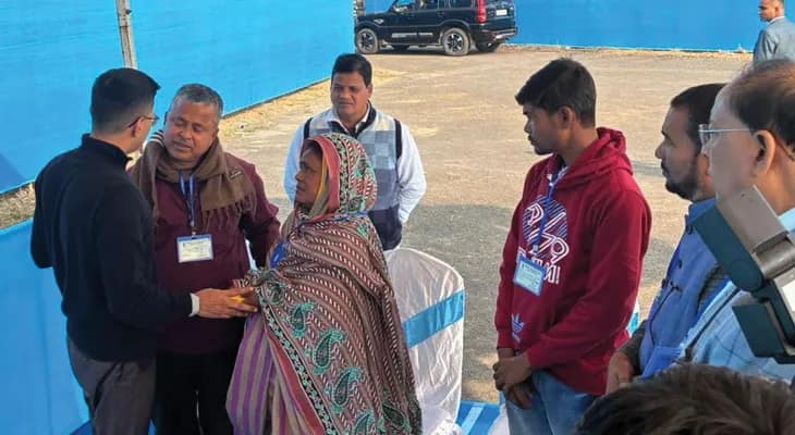 এসআইআরের বলি ওসমান মোল্লার পরিবারের সঙ্গে সাক্ষাৎ করলেন অভিষেক