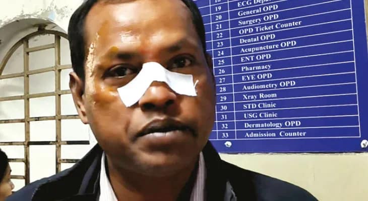 ব্যান্ডেলে ভিড় রাস্তায় সাইড দিতে না পারায় বেদম মার পশু চিকিৎসককে
