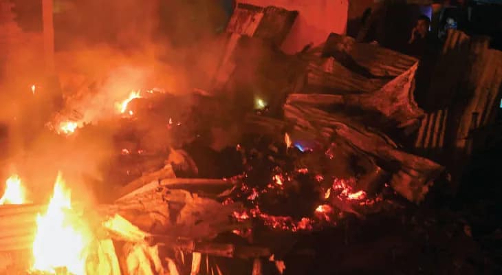 নোনাডাঙা বস্তিতে আগুন, শীতের রাতে অসহায় ক্ষতিগ্রস্ত বাসিন্দারা